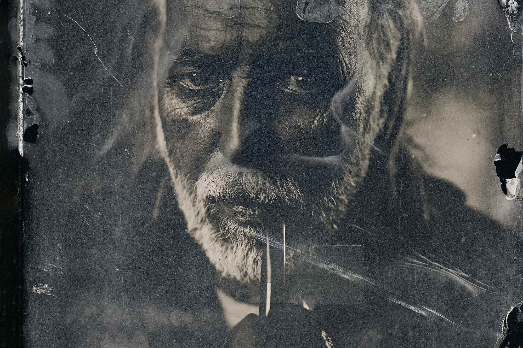 Nassplatte, Portraitaufnahme von älterem Mann mit Pfeife, Schwarz-weiß, Querformat