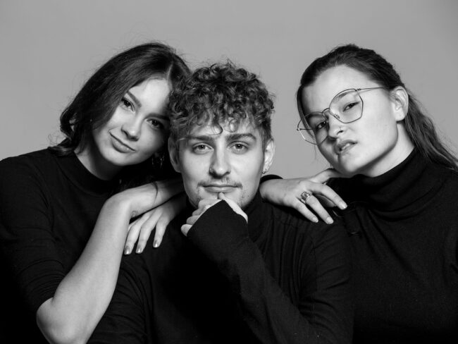 Freundschaftsshooting, Portritaufnahme, drei Freunde ernst und in Kamera schauend, Schwarz-Weiß