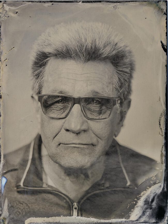 Nassplatte, Schwarz-Weiß, Portraitaufnahme von älteren Mann mit Brille und grauen Haaren