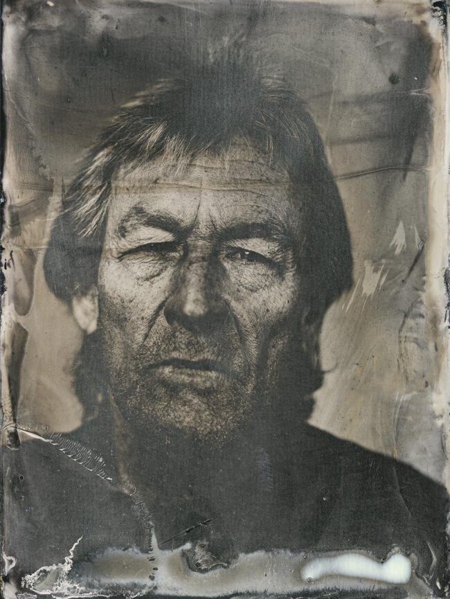 Nassplatte, Schwarz-Weiß, Portraitaufnahme von älterem Mann mit Bart und wettergegerbtem Gesicht und mittellangen Haaren