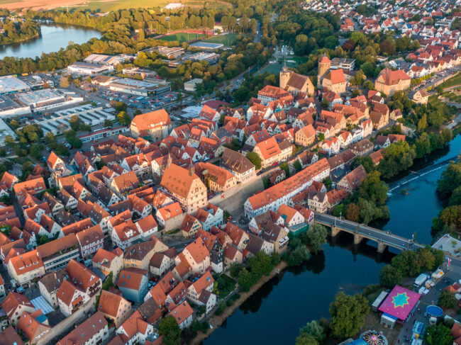 Drohnenaufnahme, Landschaft, Stadt Besigheim mit Neckar in der Dämmerung