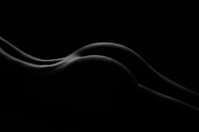 Sensual, Bodypart Po und unterer Rücken, schwarzer Hintergrund, Schwarz-Weiß