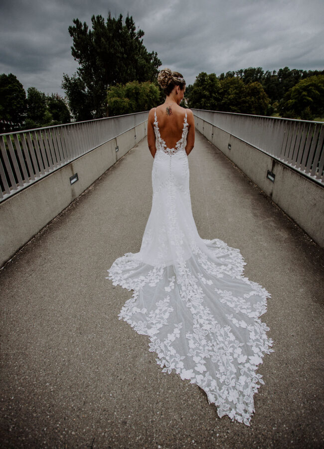 Hochzeit, Portrait, Ganzaufnahme der Braut von hinten, Frisur und Schleppe sind zu sehen
