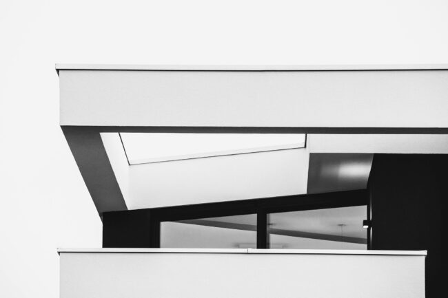 Architektur, Detailaufnahme Balkon mit Oberlicht, Schwarz-Weiß