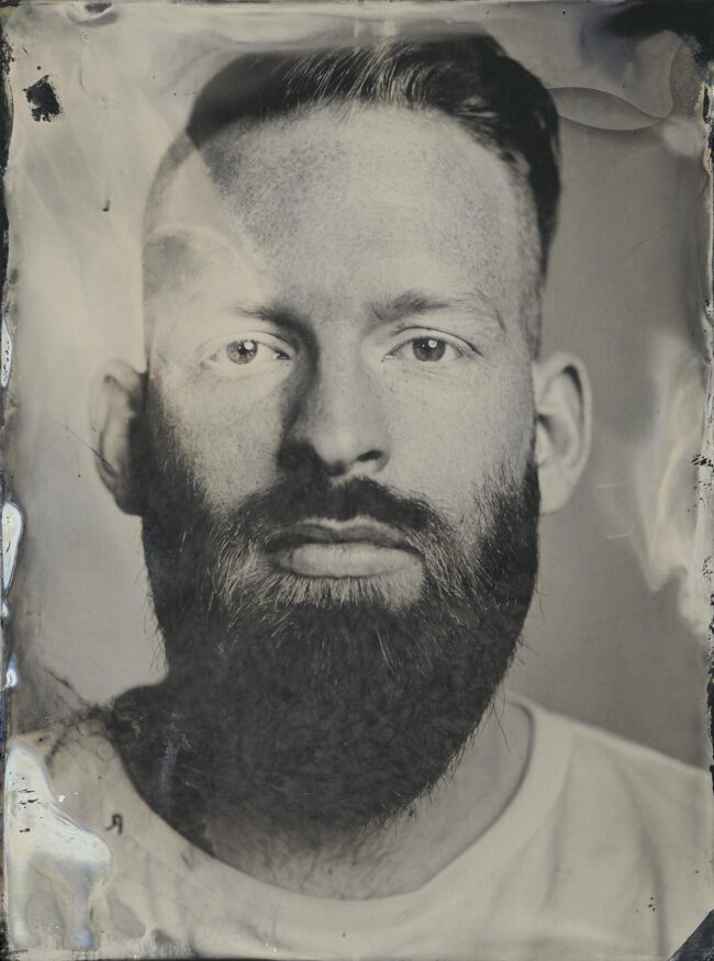 Nassplatte, Schwarz-Weiß, Portraitaufnahme von jungen Mann mit Vollbart und Sommersprossen