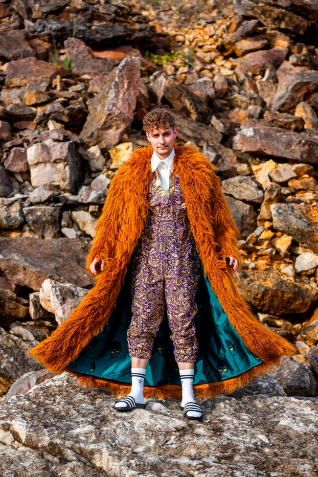 Fashion, Model mit fransigem Oberteil steht in Steinbruch, Outdoor, Ganzaufnahme, Hochformat