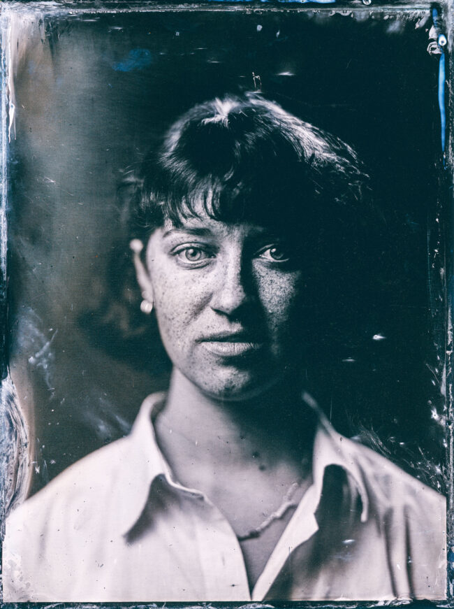 Nassplatte, Schwarz-Weiß, Portaritaufnahme von junger Frau mit kurzen Haaren und Sommersprossen mit weißer Bluse