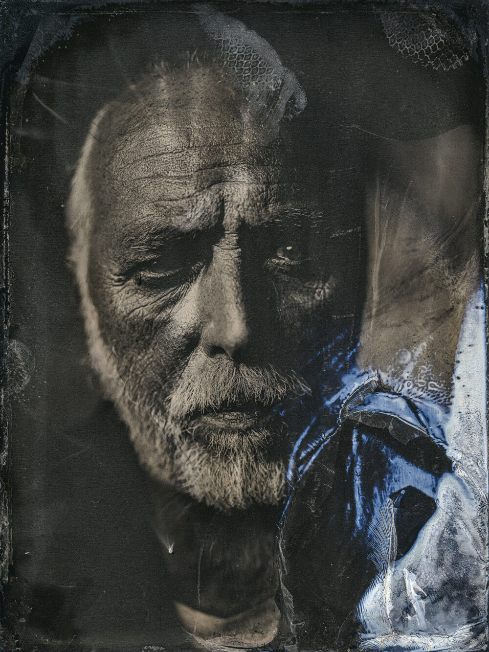 Nassplatte, Schwarz-Weiß, Charakterportrait von älterem Mann mit weißem Bart und kurzen Haaren