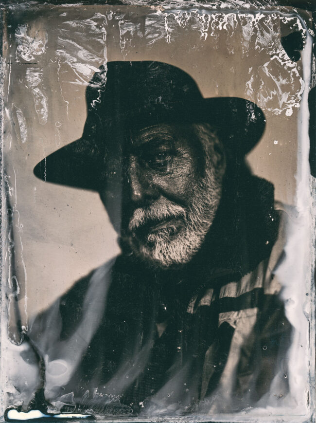 Nassplatte, Schwarz-Weiß, Portraitaufnahme von älteren Mann mit weißem Vollbart, mit Hut