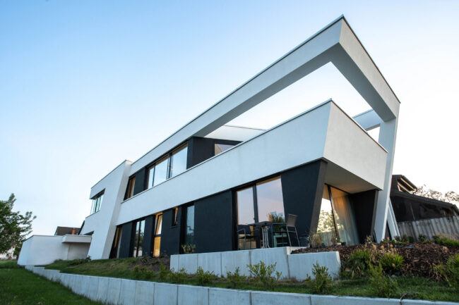 Architektur, modernes Wohnhaus mit schwarzen und weißen Elementen und mit Balkon mit Oberlicht