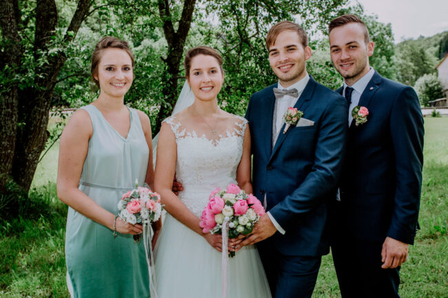 Hochzeit, Gruppenaufnahme mit Trauzeugen im grünen, Halbbild