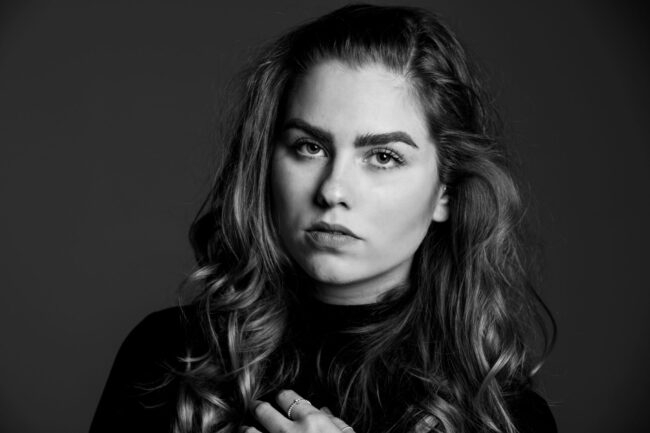 Portrait, Junge Frau mit ernstem Blick, Schwarz Weiß