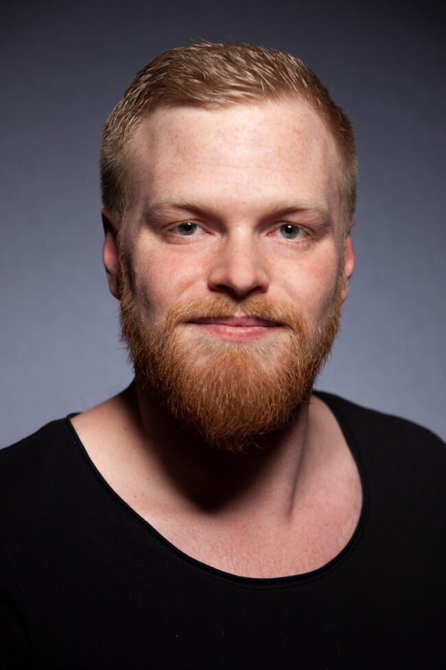 Portrait, junger Mann mit markantem Bart, Nahaufnahme