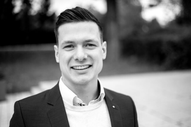 Portrait, Junger Mann im Anzug, Nahaufnahme, Schwarz Weiß