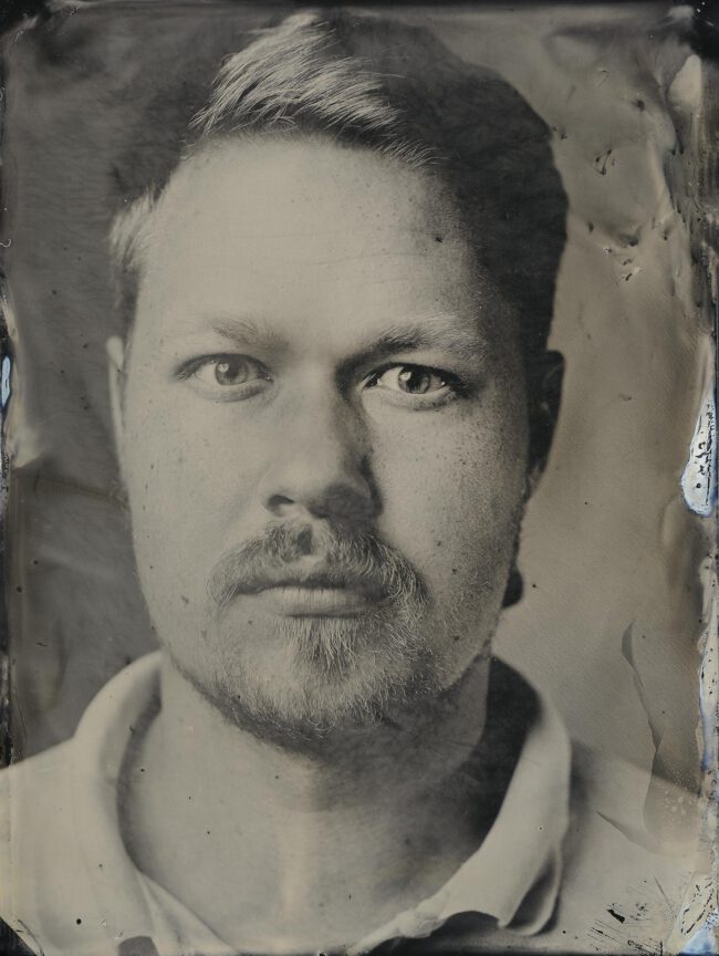 Nassplatte, Schwarz-Weiß, Portraitaufnahme von jungen blonden Mann mit Bart