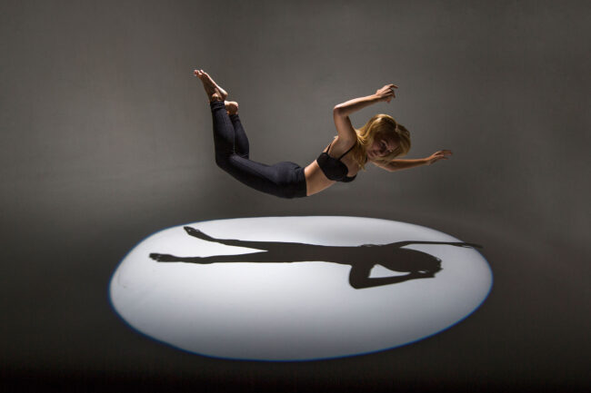 Portrait, Frau im Fall nach unten, Spotbeleuchtung, Ganzaufnahme, Querformat