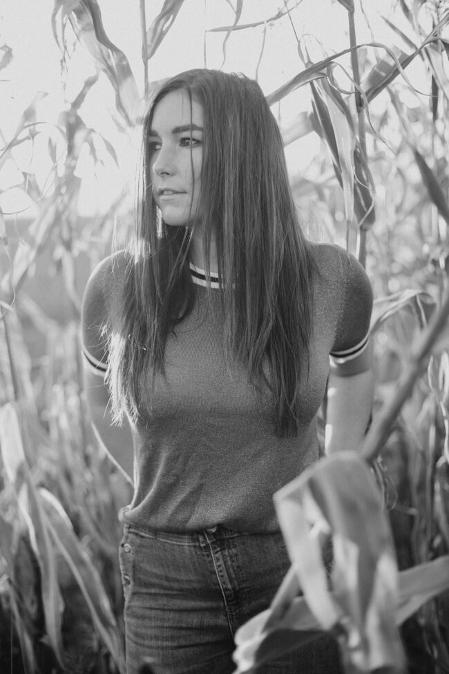 Portrait, Outdoor, Frau steht in hohem Maisfeld, Halbportrait, Schwarz-Weiß