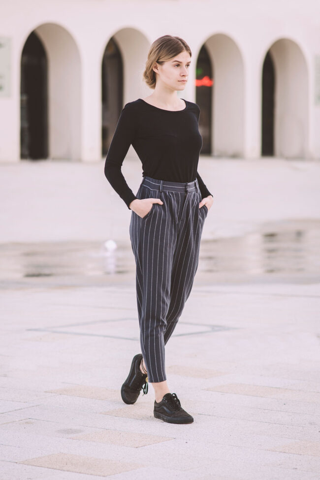 Portrait, junge Frau geht über Innenhof, Ganzaufnahme