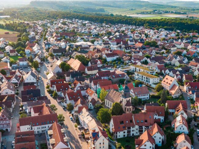 Drohnenaufnahme, Landschaft, Stadt Löchgau in Abendlicht