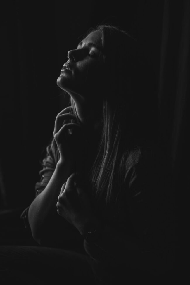 Portrait, junge Frau mit geschlossenen Augen, Nahaufnahme, Schwarz Weiß