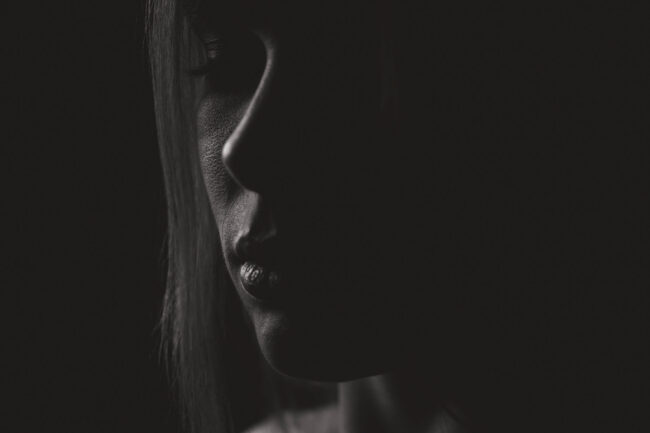 Portrait, junge Frau Gesicht, Detailaufnahme, Schwarz Weiß