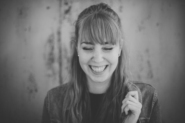 Portrait, junge Frau lacht in die Kamera, Nahaufnahme, Schwarz-Weiß