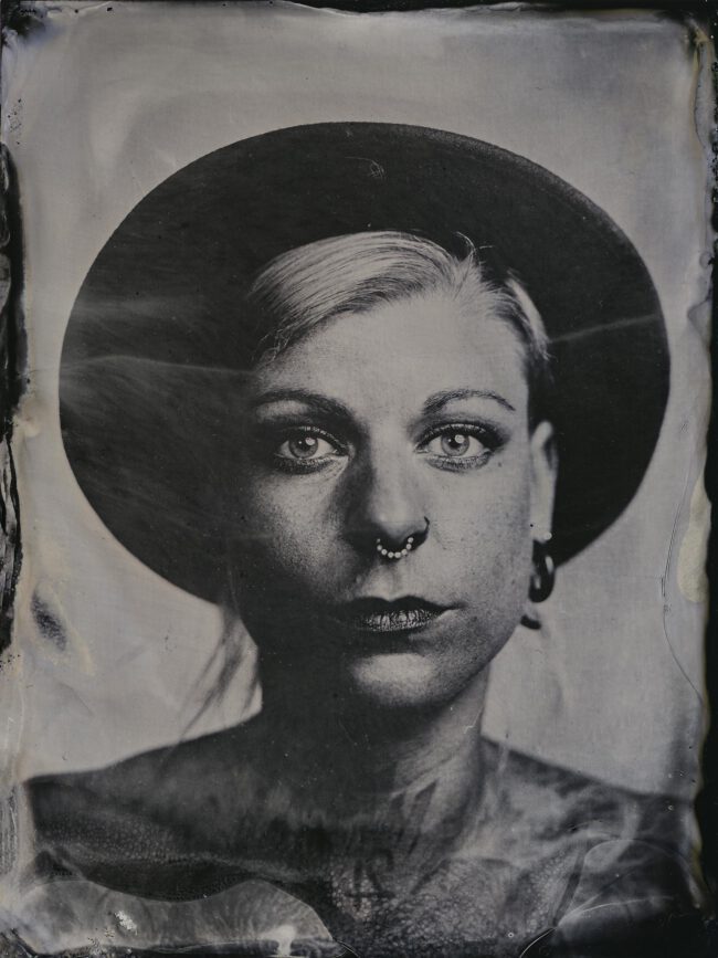 Nassplatte, Schwarz-Weiß, Portraitaufnahme von junger Frau mit Hut und Nasenring