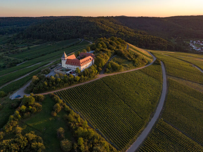 Drohnenaufnahme, Landschaft, Michaelsberg Zabergäu mit Weinbergen in der Dämmerung