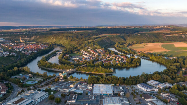 Drohnenaufnahme, Landschaft, Neckarschleife bei Besigheim im Abendlicht