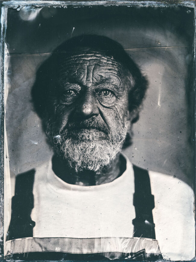 Nassplatte, Schwarz-Weiß, Portraitaufnahme von älterem Mann mit wettergegerbten Gesicht und grauem Vollbart