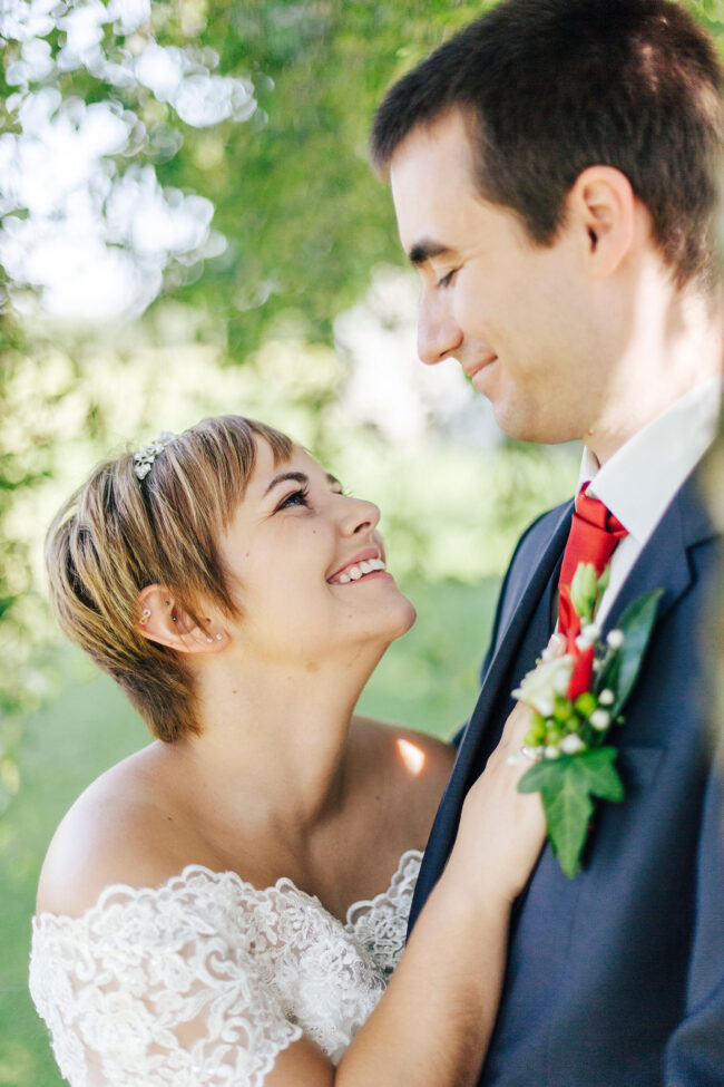 Hochzeit, Portrait, Nahaufnahme von Paar, das sich anschaut.