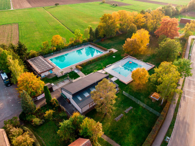 Drohnenaufnahme Freibad Löchgau im Herbst bei Abendlicht