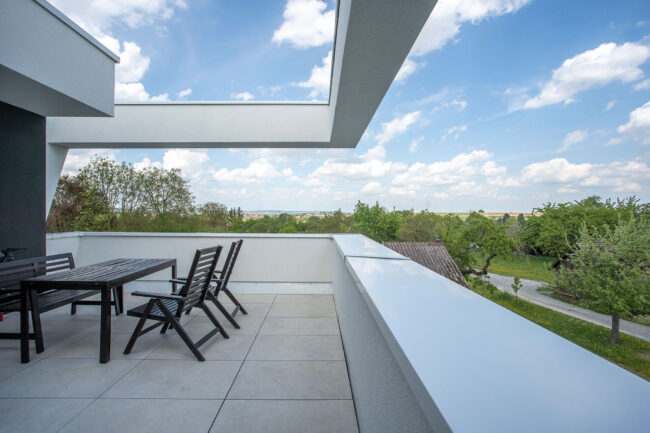 Interieur, Balkon mit freiem Oberlicht und Sitzmöglichkeit, grüne Landschaft im Hintergrund