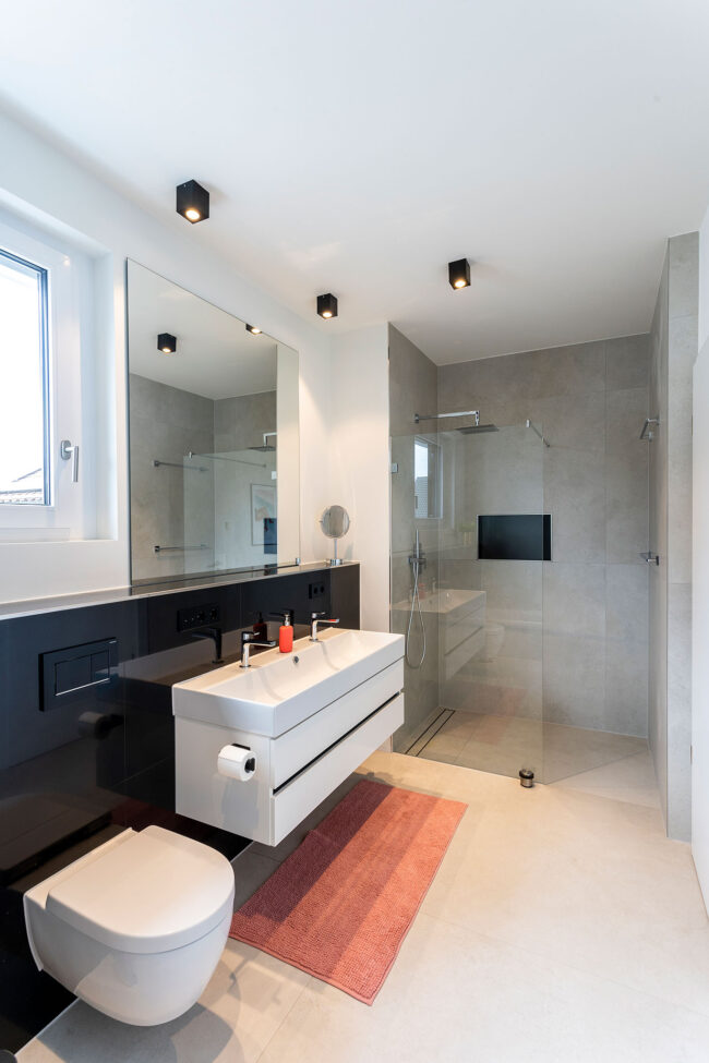 Architektur, Interieur modernes Badezimmer mit Toilette, Waschbecken und Dusche