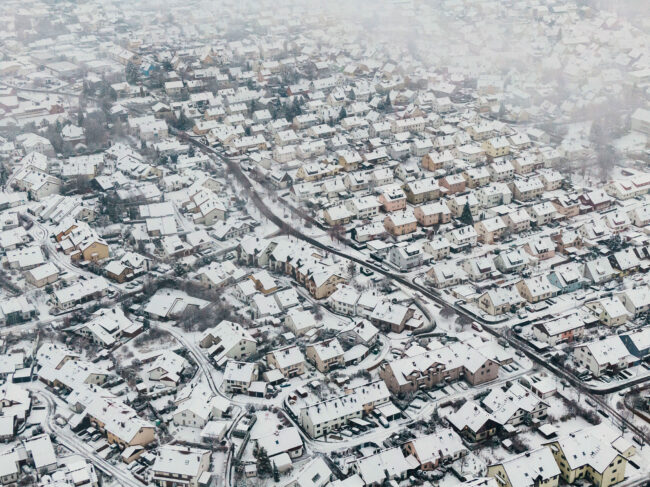 Drohnenaufnahme, Landschaft, Stadt Löchgau im Winter mit Schnee und Dunst