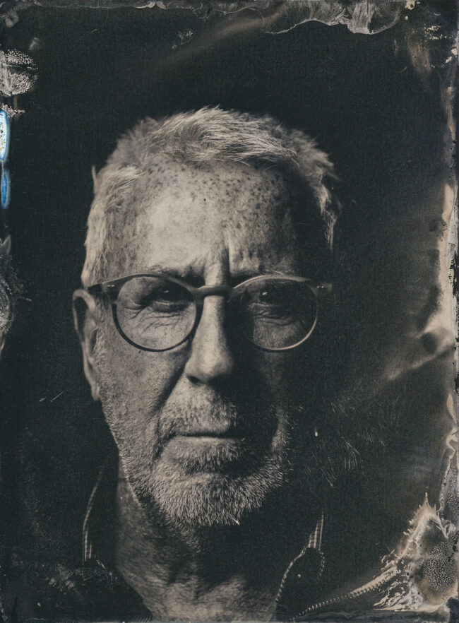 Nassplatte, Schwarz-Weiß, Portraitaufnahme von älteren Mann mit Sommersprossen, Brille, weißem Haar und Bart