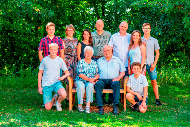 Familienshooting, Gruppenbild in der Natur mit mehreren Generationen