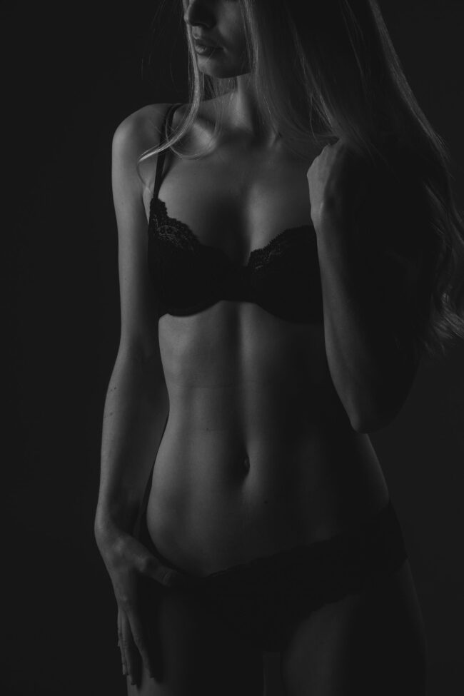 Sensual, Oberkörper einer stehenden Frau, Halbportrait, ohne erkennbares Gesicht, Schwarz-Weiß