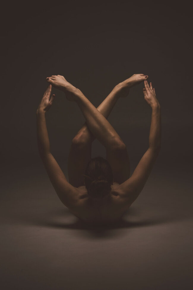 Sensual, Aktaufnahme Frau, bildet Herz mit Armen und Beinen