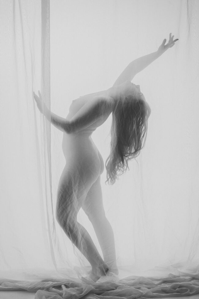 Sensual, helle Aktaufnahme von einer Frau hinter einem dünnen Vorhang, Ganzaufnahme, Schwarz-Weiß