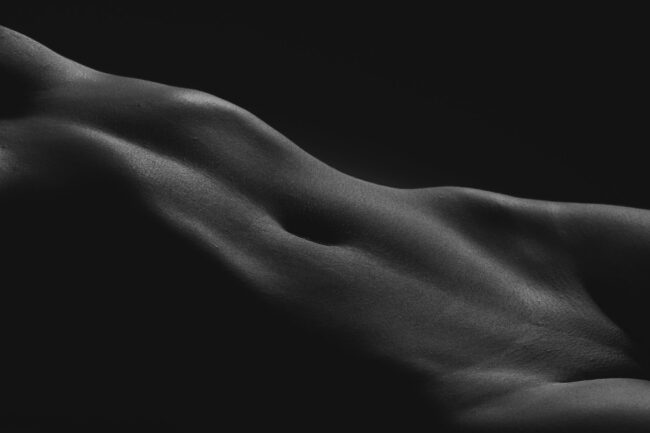 Sensual, liegende Frau, Nahaufnahme Bauch, Schwarz-Weiß