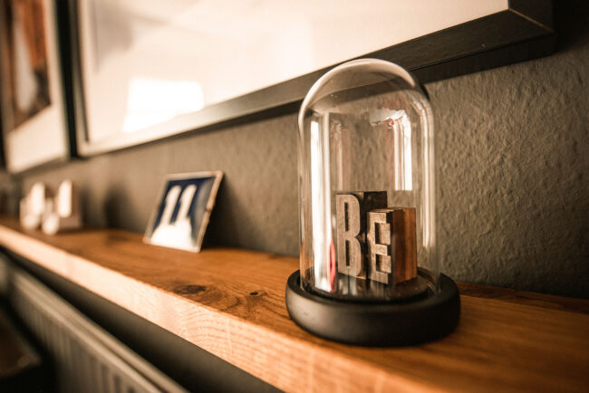 Detailaufnahme, Setzbuchstaben BE in kleiner Glaskuppel