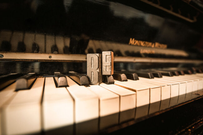 Detailaufnahme, Setzbuchstaben BE auf Klaviertastatur