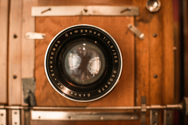 Detailaufnahme, Objektiv einer alten Kamera von vorne