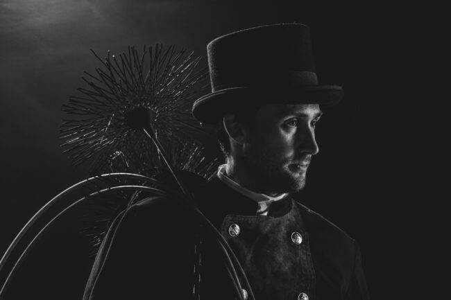 Portrait, Nahaufnahme, Schornsteinfeger in Arbeitskleidung, Schwarz-Weiß