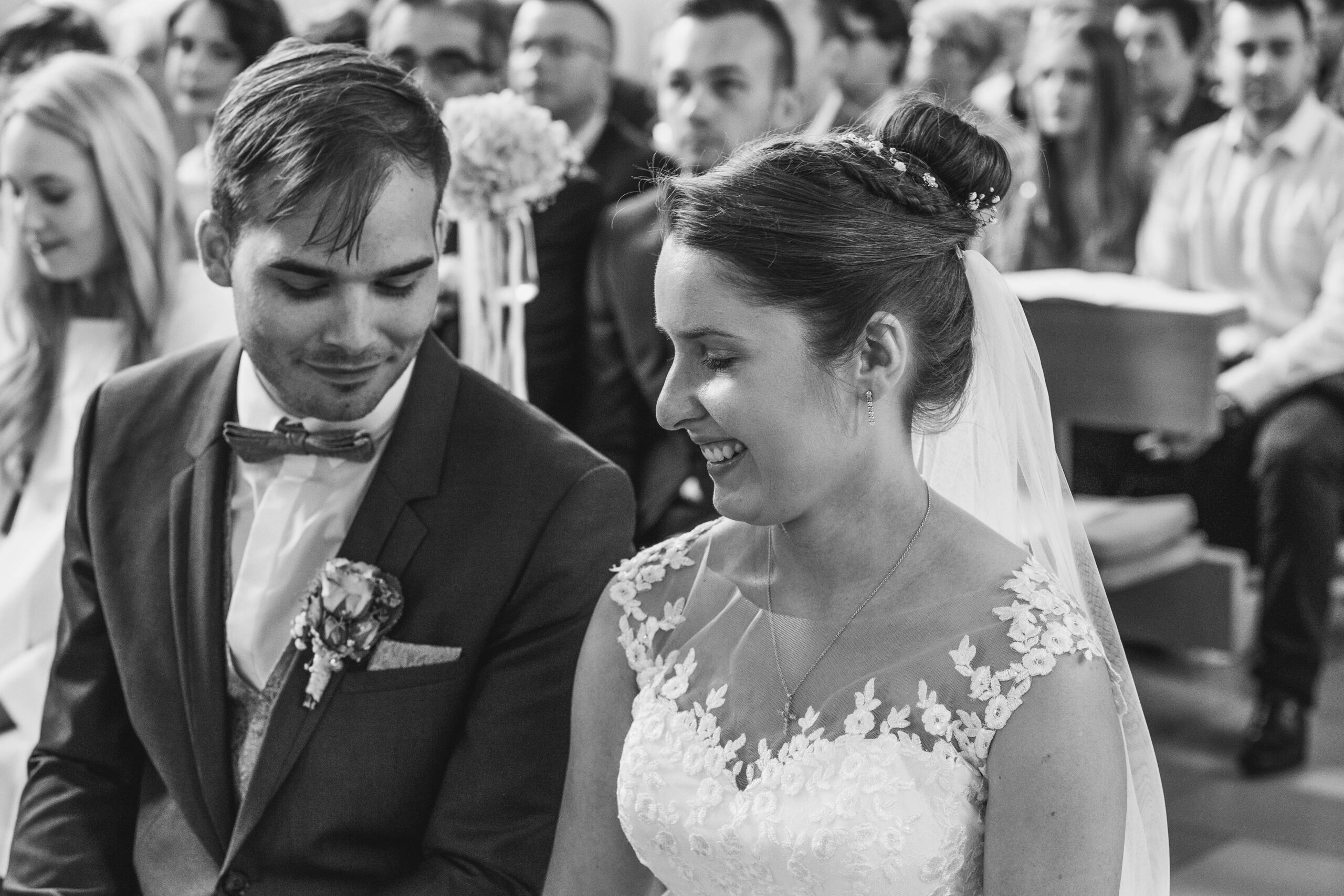 Hochzeit, Trauung, Nahaufnahme des Paares, schauen sich an. Querformat, Schwarz-weiß