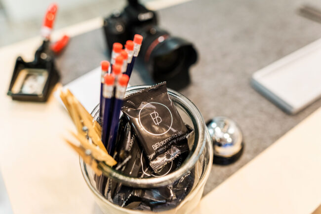 Studio Neckarsulm großes Glas mit Mitnehmartikeln, wie z.B. Bleistifte und Gummibärchen