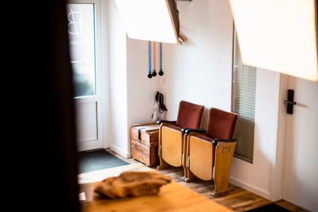 Studio Löchgau Wartebereich mit alten Theatersesseln