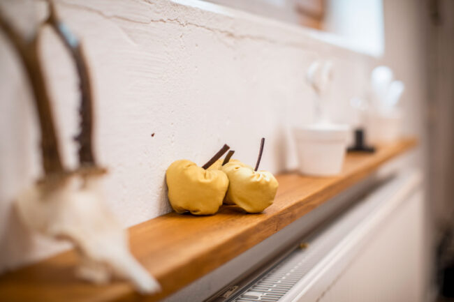 Studio Löchgau Stoffäpfel als Dekoration auf einer Fensterbank aus Holz