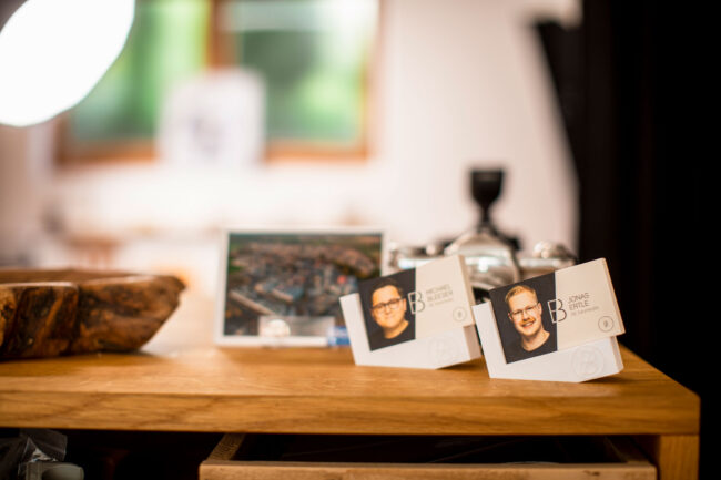 Studio Löchgau Holztheke mit Kamera und Visitenkarten